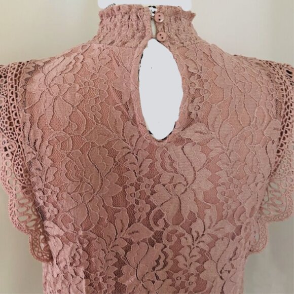 Brand New Cable & Gauge Women’s Mock Neck Crochet Lace Sleeveless Top Blouse - Picture 2 of 8